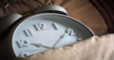Schlafenszeitpunkt versus Schlaflänge: Was ist wichtiger?