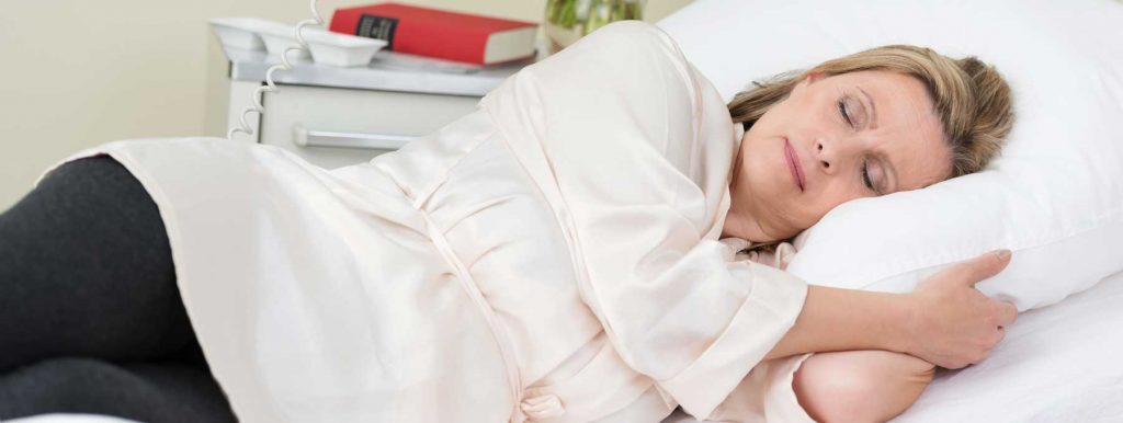 Auf der Seite schlafen könnte das Risiko verringern, an Alzheimer und Parkinson zu erkranken