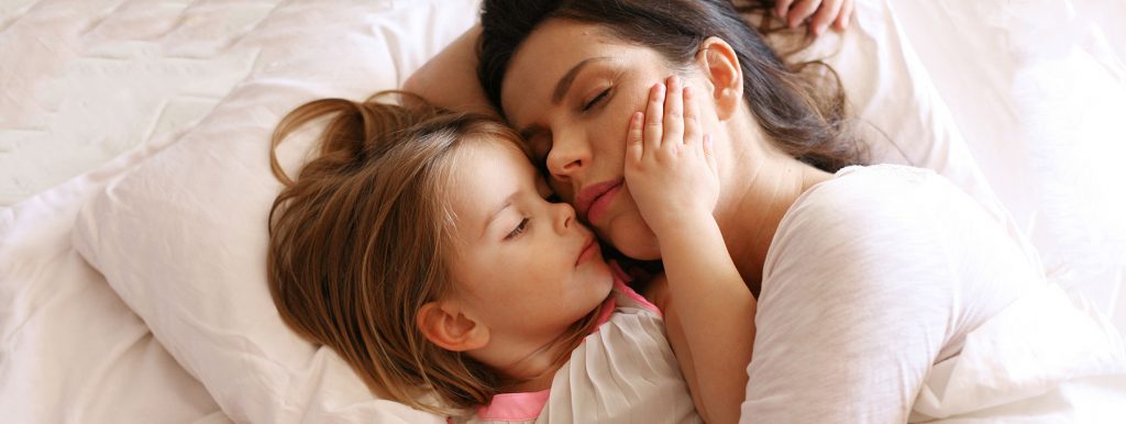 Schlaflosigkeit der Mutter könnte Schlafmuster des Kindes prägen