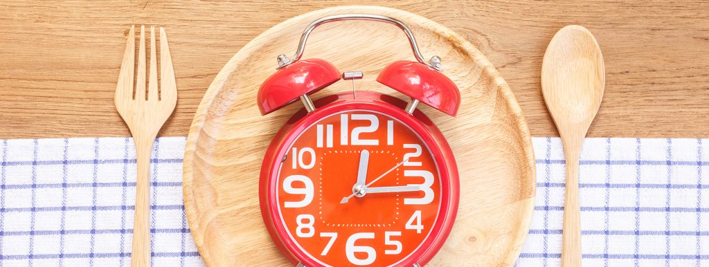 Welchen Einfluss verschobene Essenszeiten auf unsere inneren Uhren haben