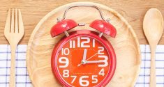 Welchen Einfluss verschobene Essenszeiten auf unsere inneren Uhren haben