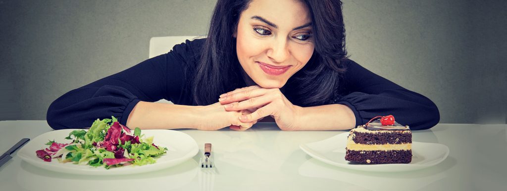 Schlechter Schlaf mit Lust auf Junkfood und spätem Abendessen assoziiert