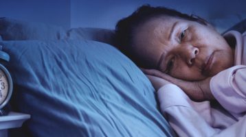 Melatonin und Altern: Wie sinkende Spiegel zu Schlafstörungen bei älteren Menschen beitragen