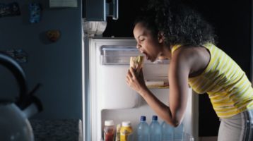 Eating Before Bed Hinders Weight Loss, Fat Burning