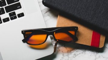 Funktioniert eine Blaulichtbrille? Fakten von Fiktion trennen