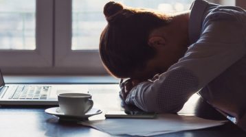 Stress e sonno: Come i fattori di stress quotidiani rovinano il sonno e contribuiscono all'aumento di peso
