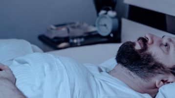Weniger als fünf Stunden Schlaf pro Nacht ist mit einem höheren Risiko für mehrere Krankheiten verbunden