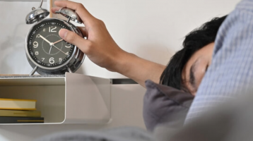 Pressionar o botão soneca depois de acordar: Recomendado ou não?