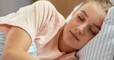 Cómo dos horas extra de sueño el fin de semana pueden aliviar la ansiedad de los adolescentes