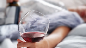 El papel del estrés y la depresión en el insomnio y el consumo excesivo de alcohol