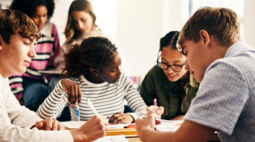 Teenageři spí déle a mají lepší výsledky, když škola začíná později